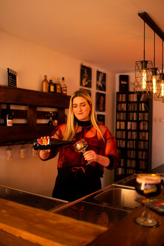 Nadia Smeets achter de bar een biertje inschenken in Het Videocafé